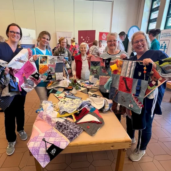 IMG-20250613-WA0018 20 Nesteldecken sollen weitergereicht werden an Menschen, die zuhause leben und von Angehörigen liebevoll versorgt und umsorgt werden.